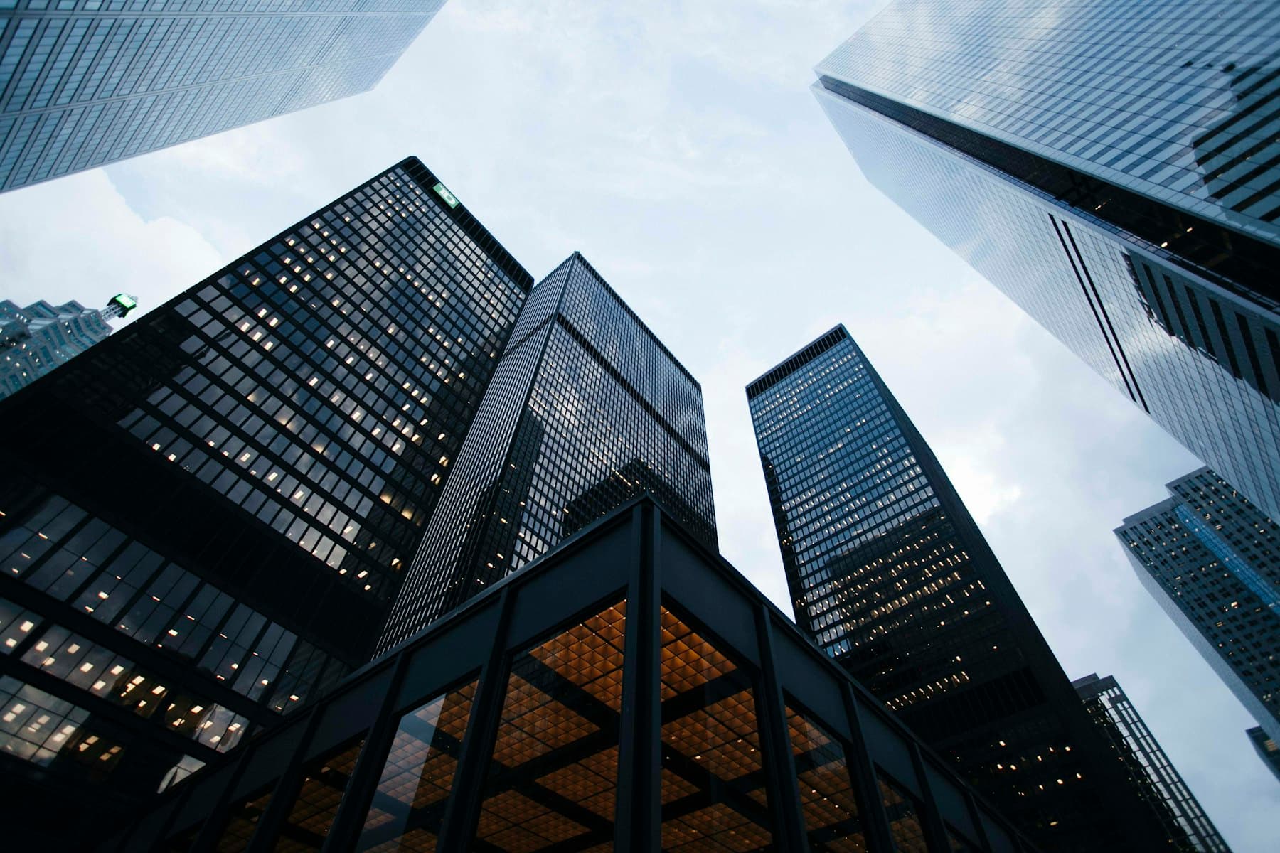Tours de bureaux vues en contre-plongée